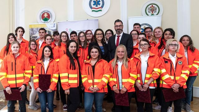 Novák Katalin: az önkéntes munkával a fiatalok készségei is gyarapodnak