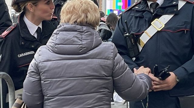 Narcotizzavano novantenni per rapinarli di fedi nuziali e gioielli, arrestate due donne a Roma