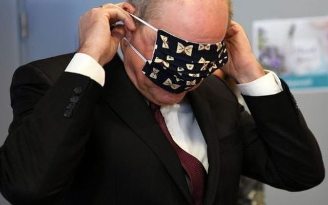 Imagini virale cu vicepremierul Blegiei încercând fără prea mare succes să-și pună o mască