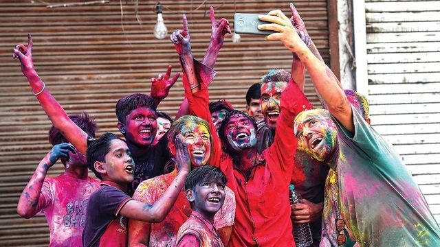 Holi Songs 2019: Best Bhojpuri Songs to Lit up Your Festival of Colours
