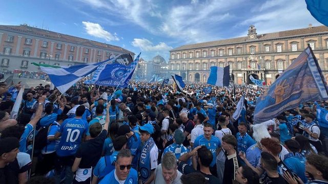Napoli, i tifosi invadono le strade della città in vista della sfida scudetto
