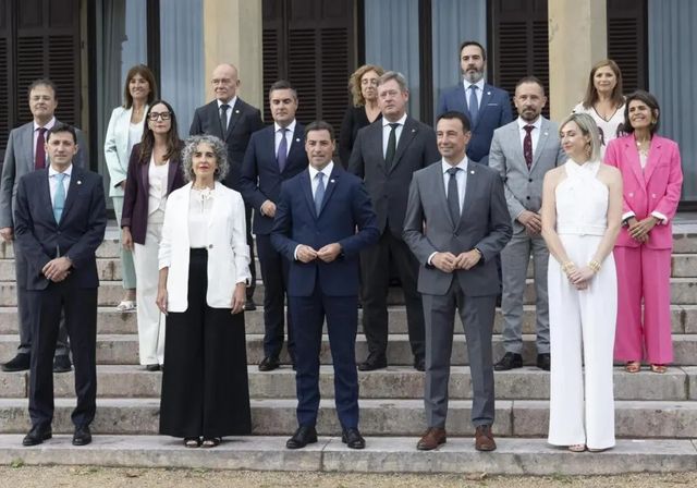 El lehendakari llama al presidente andaluz y le pide colaboración para frenar la llegada de menores migrantes