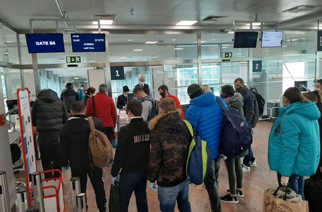 Граждане Молдовы, застрявшие на сутки в аэропорту в Праге, вернулись домой
