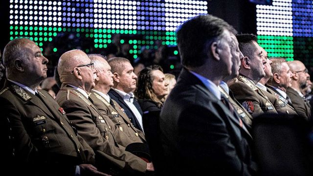 Összehívnák a Honvédelmi Bizottságot „a Fidesz-rendezvényen egyenruhában parádézó tábornokok miatt