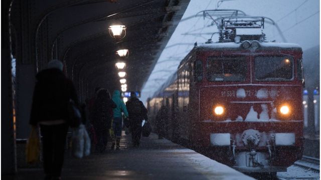 CFR anunță suspendarea mai multori trenuri din cauza ninsorilor și vântului