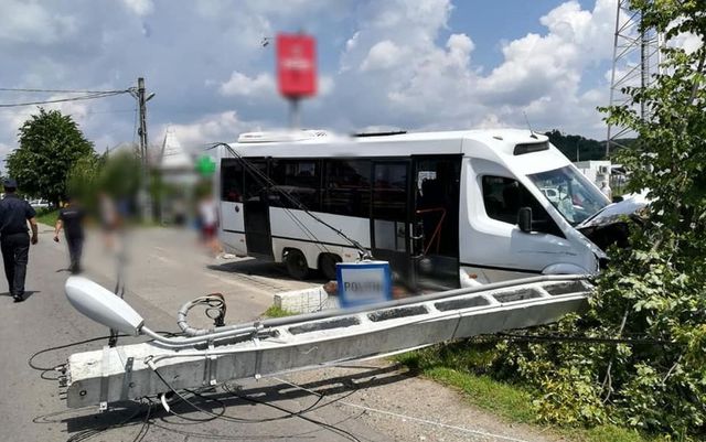 Accident în Dâmbovița: Un microbuz cu pasageri a intrat într-un stâlp de electricitate