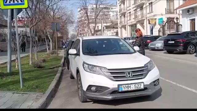 Fostul ministru al Afacerilor Interne, Ana Revenco, luata la rost pentru ca si-a parcat masina in fata trecerii de pietoni