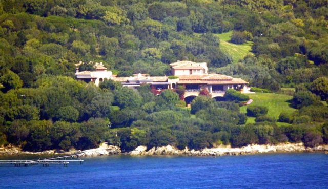 Berlusconi, in vendita patrimonio immobiliare ma non villa Arcore
