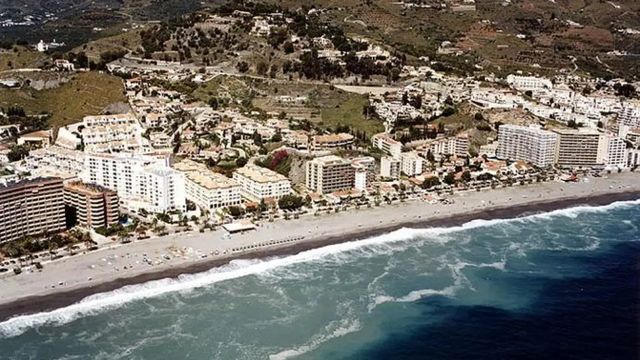 Encuentran el cadáver de una mujer flotando en la playa de Velilla