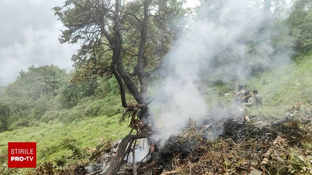 Fetițe orfane, după ce tatăl lor a murit în accidentul aviatic din India, în timp ce se întorcea de la împrăștierea cenușii soției
