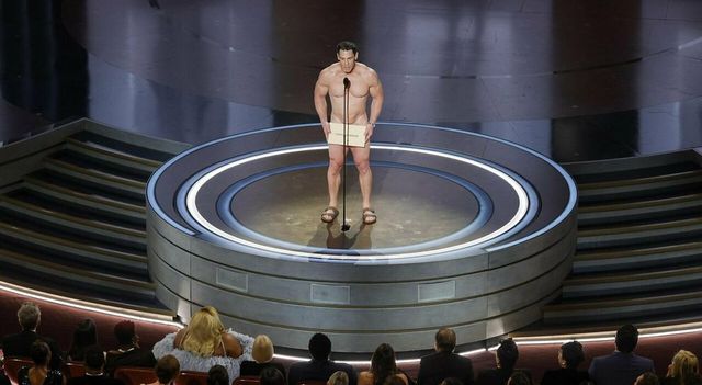 Oscar 2024, John Cena nudo sul palco