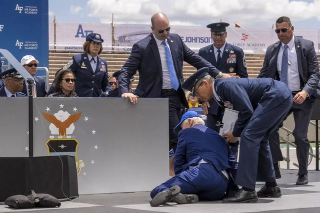 Joe Biden s-a impiedicat si a cazut din nou, in timpul unei ceremonii la Academia Fortelor Aeriene