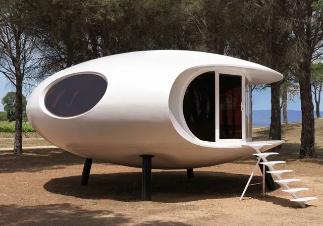 Brad Pitt compra en Girona la casa Xasteros, un 'ovni portátil'