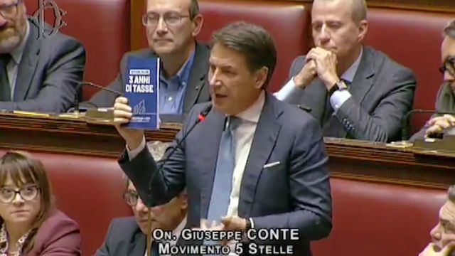 Conte regala a Meloni libro sulle tasse, la dedica speciale