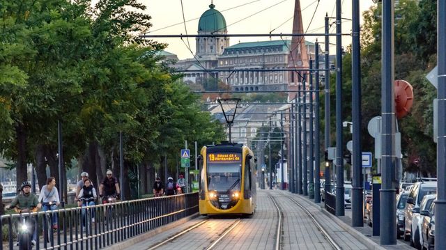 Autó ütközött villamossal Budapesten