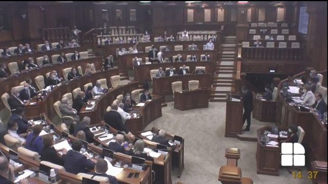 Spirite încinse la Parlament: Premierul Chicu, huiduit și făcut „mincinos”