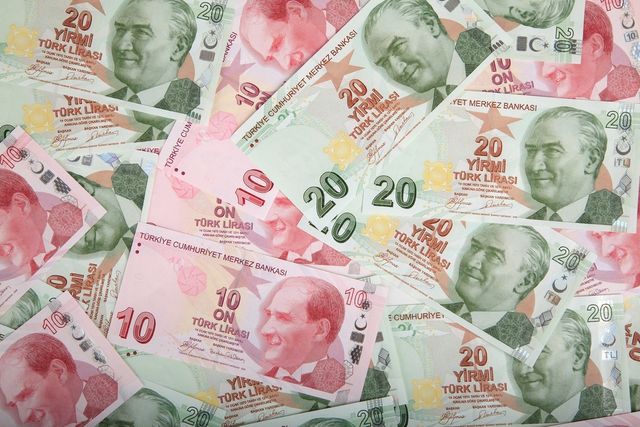 Lira turcească a scăzut cu peste 3% după ce Recep Erdogan l-a înlocuit pe guvernatorul băncii centrale
