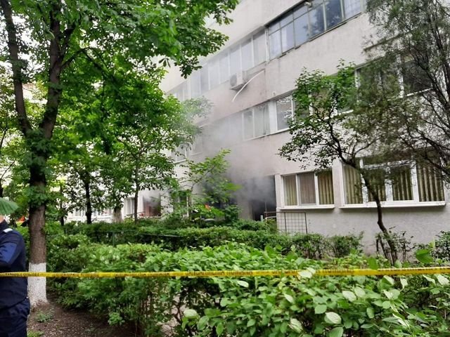 Iași: Explozie urmată de incendiu la parterul unui bloc cu 10 etaje