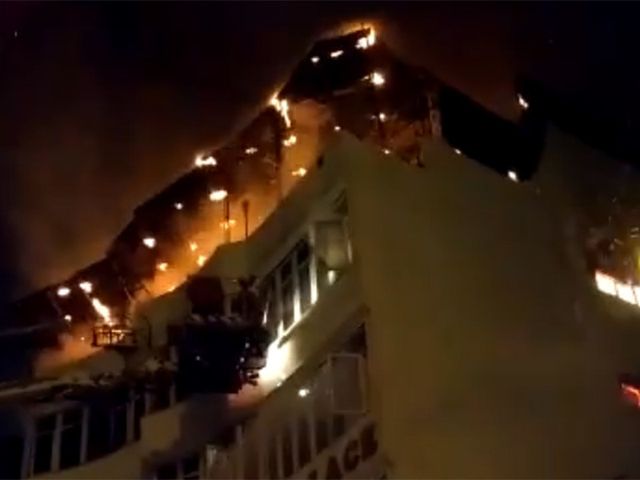 Число жертв пожара в отеле в Дели достигло 17 человек