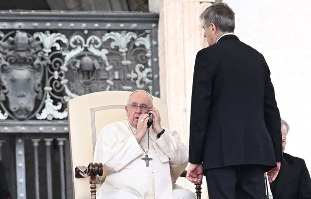 Papa Francisc a întrerupt audiența din Piața Sfântul Petru pentru a răspunde la telefon