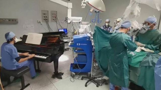 Un băiețel de 10 ani, care suferă de cancer la măduva spinării, operat pe acorduri de pian