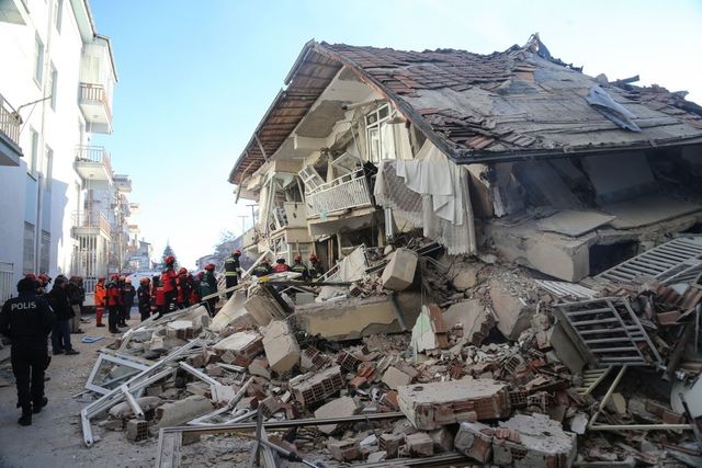 Már csak holttesteket találtak a romok alatt a török mentőcsapatok