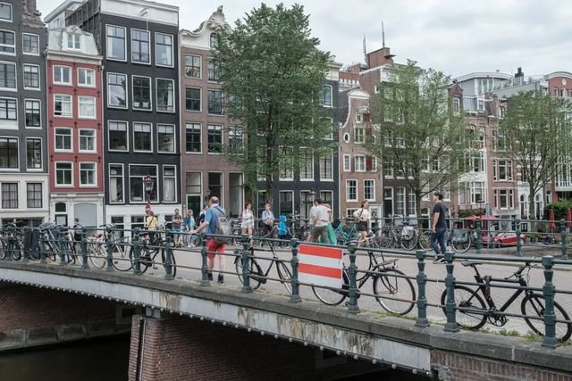 Amsterdam a interzis navele de croazieră în centrul orașului, ca să limiteze numărul de turiști de o zi