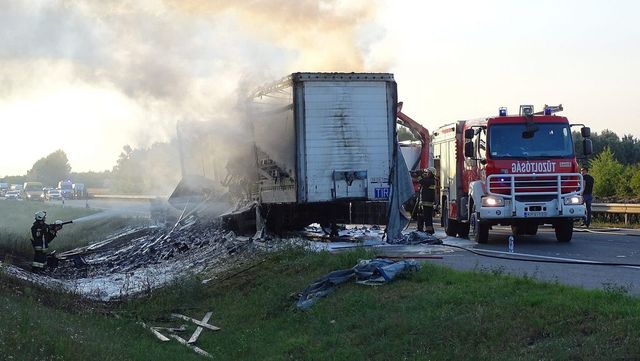 Kamion égett az M0-son, 2-3 kilométeres a torlódás