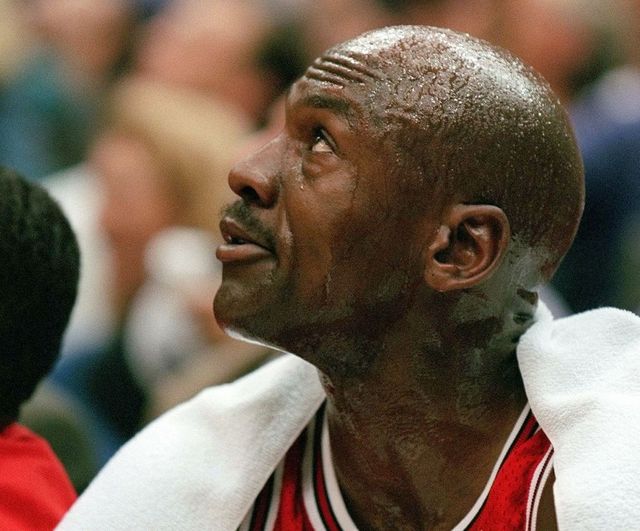 Boty basketbalové ikony Michaela Jordana se vydražily za rekordních 14 milionů korun