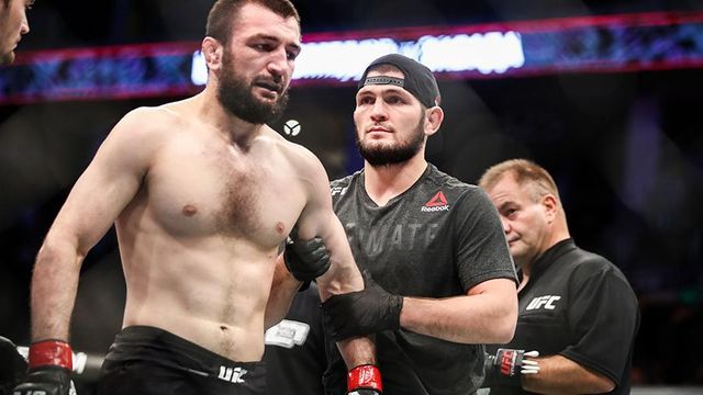 Брата Нурмагомедова задушили за две минуты в первом бою в UFC