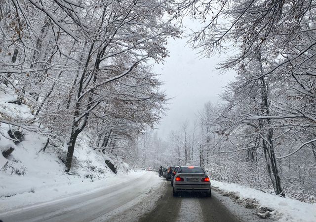 Силен снеговалеж ограничи движението на товарни автомобили