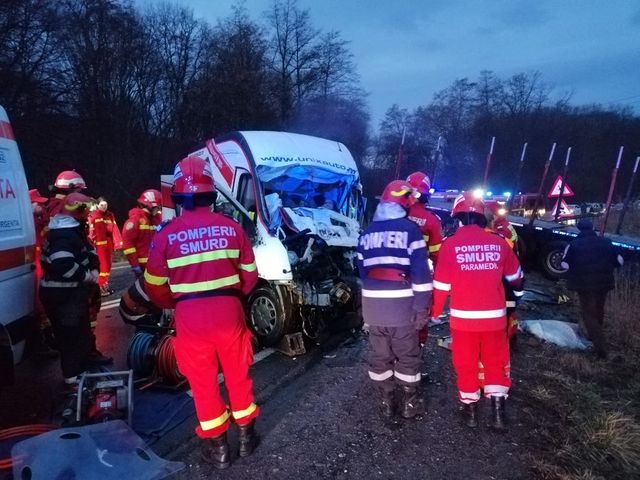 Accident înfiorător în Sibiu! Doi oameni au murit după ce un TIR și un microbuz s-au ciocnit