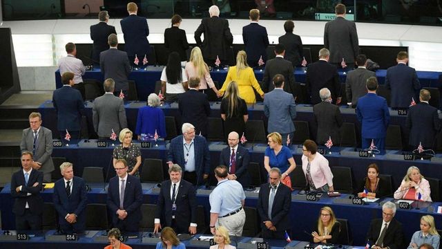 Ue, eurodeputati partito Brexit voltano spalle a inno