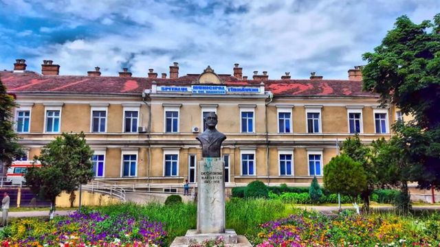O pacientă de 25 de ani a murit după ce s-a aruncat de la etajul Spitalului Municipal Târnăveni