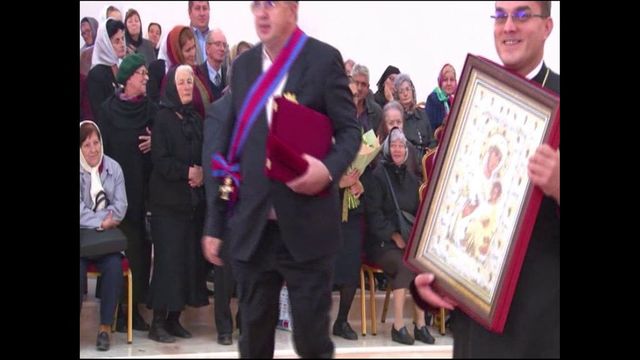 Un preot a încercat să-i sărute mâna lui Marian Oprișan în timpul unei ceremonii. Imaginile au devenit virale pe Facebook