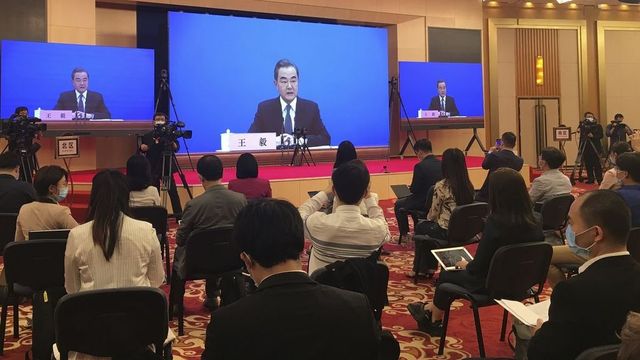 Kdo žádá po Číně odškodnění za koronavirus, je snílek, tvrdí čínský ministr