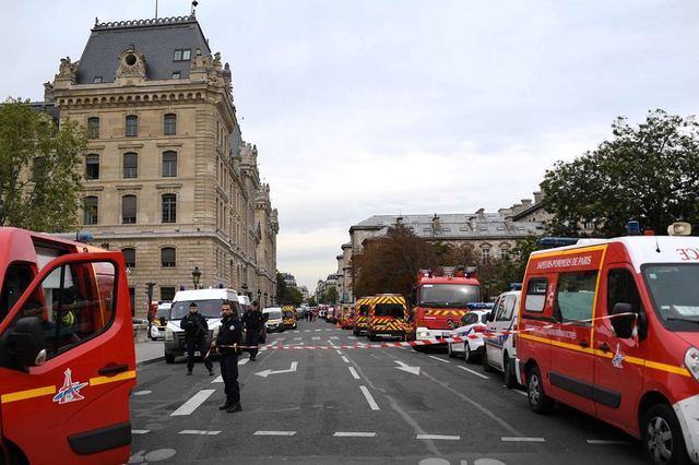 Un individ a atacat cu un cuțit mai mulți trecători la periferia Parisului. Agresorul, împușcat mortal de polițiști