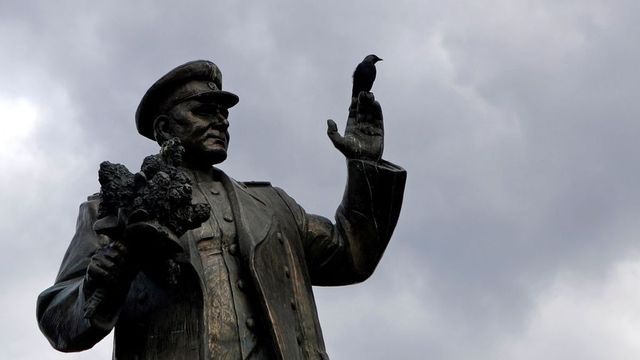 Komunisté vyzvali vládu, aby zabránila přesunu Koněvovy sochy