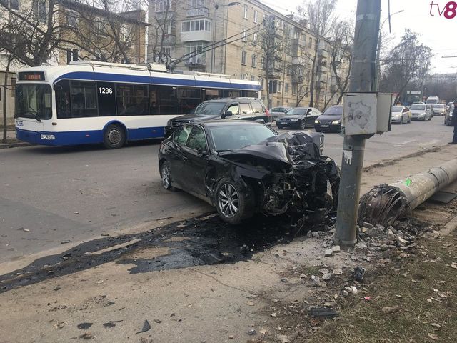 Un șofer a doborat un stalp la Telecentru in urma impactului cu un alt automobil