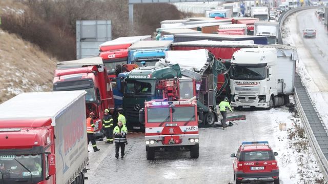 Carambol uriaș, cu peste 40 de mașini, pe o autostradă din Cehia