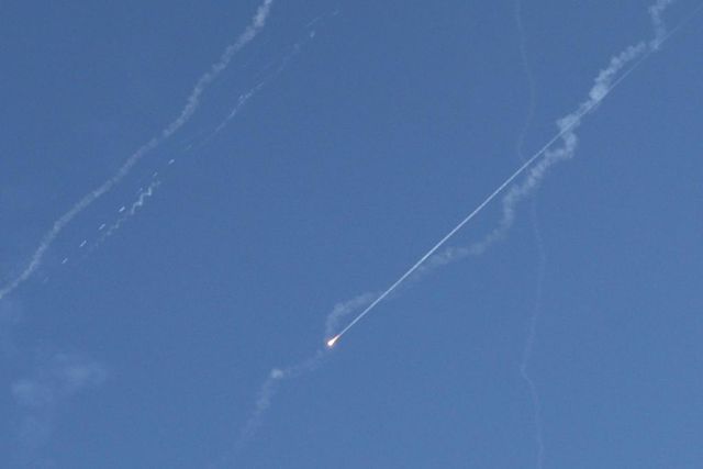 Axios, Iran lancia sei missili verso le basi Usa in Qatar