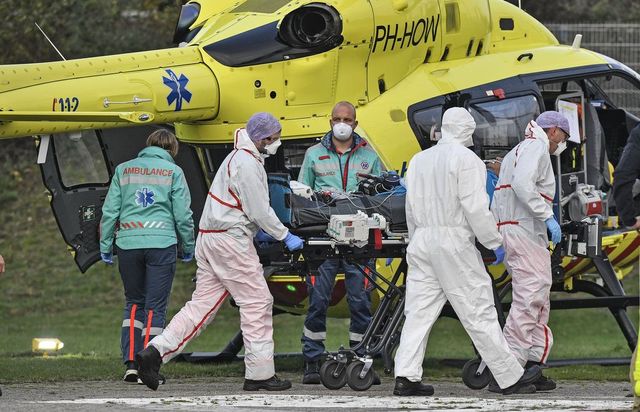 Bolnavi de COVID-19 din Belgia au început să fie transferați cu elicoptere-ambulanță în Germania