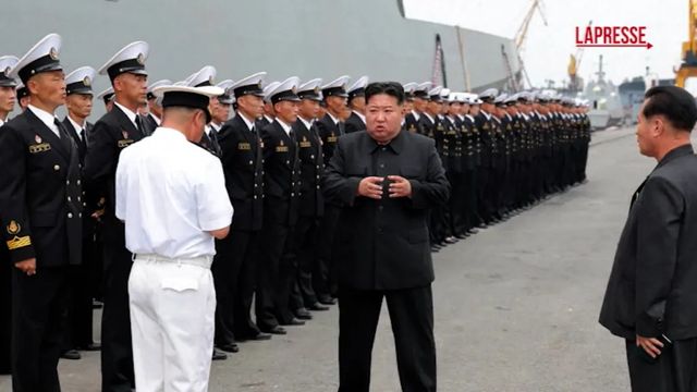 Nord Corea, Kim visita un cacciatorpediniere della marina