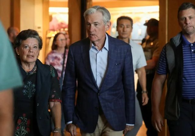 Powell abre la puerta a recortar los tipos ante el enfriamiento del empleo