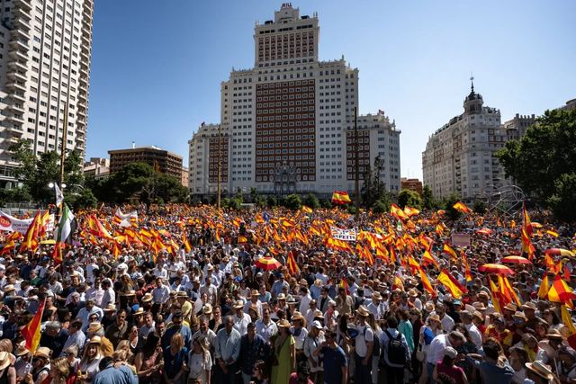 Zeci de mii de oameni protestează la Madrid împotriva guvernului