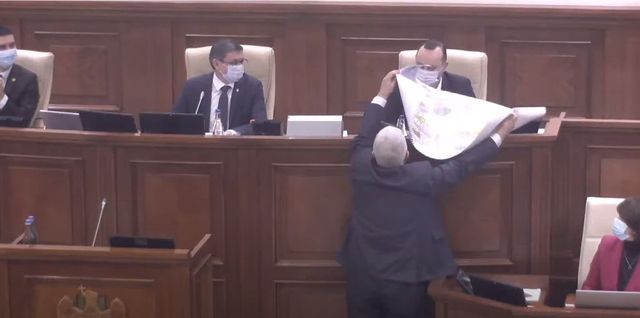 Un deputat PAS i-a oferit lui Bătrîncea o hartă a României Mari