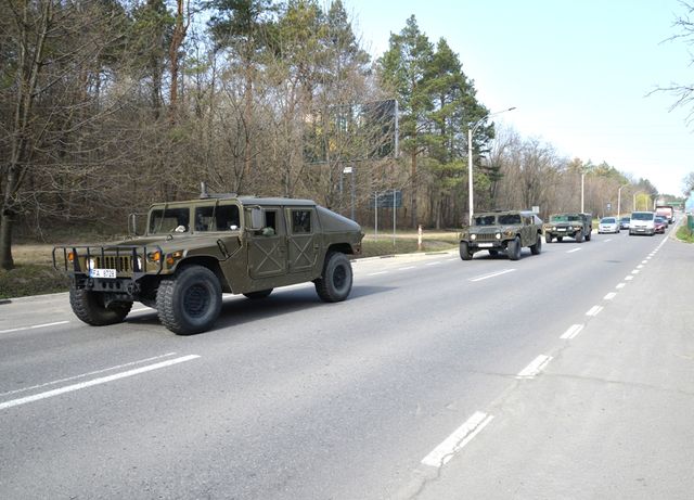 Tehnică militară pe străzi. Exercițiu al Armatei Naționale, împreună cu militari din România