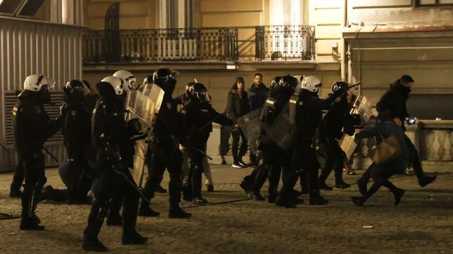 Sânge și cătușe după protestele violente din Belgrad