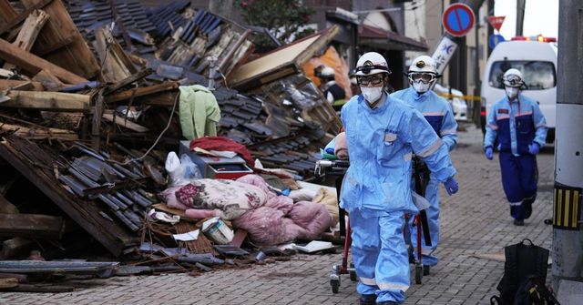 Öt nap után élve húztak ki a romok alól egy 90 éves japán nőt