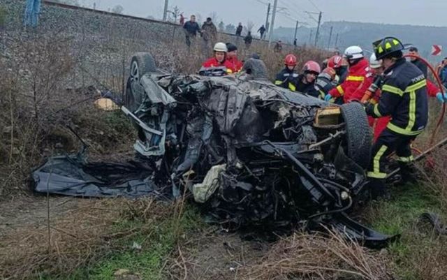 O tânără a murit, iar o alta a fost grav rănită după ce un buldoexcavator a căzut peste autoturismul în care erau
